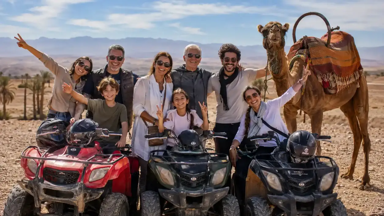 Famille souriante posant avec des quads et un dromadaire dans le désert près de Marrakech