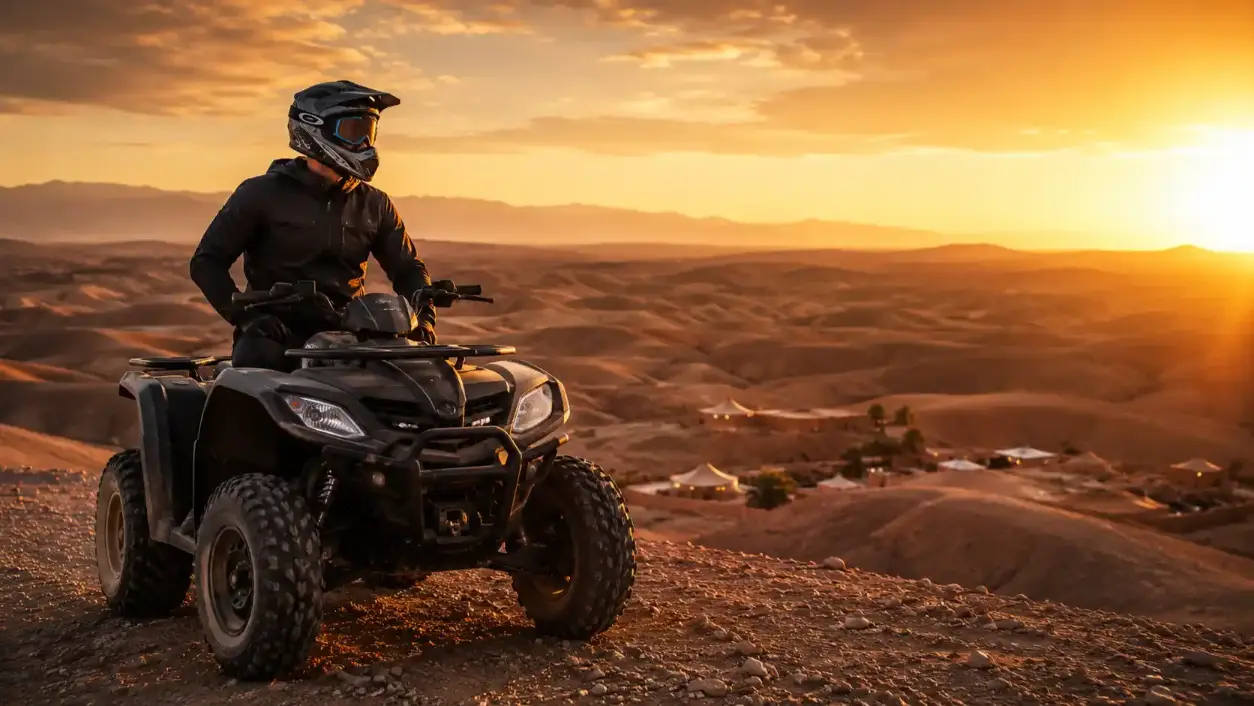 Rider solo en quad privé sur une crête du désert d'Agafay au coucher du soleil