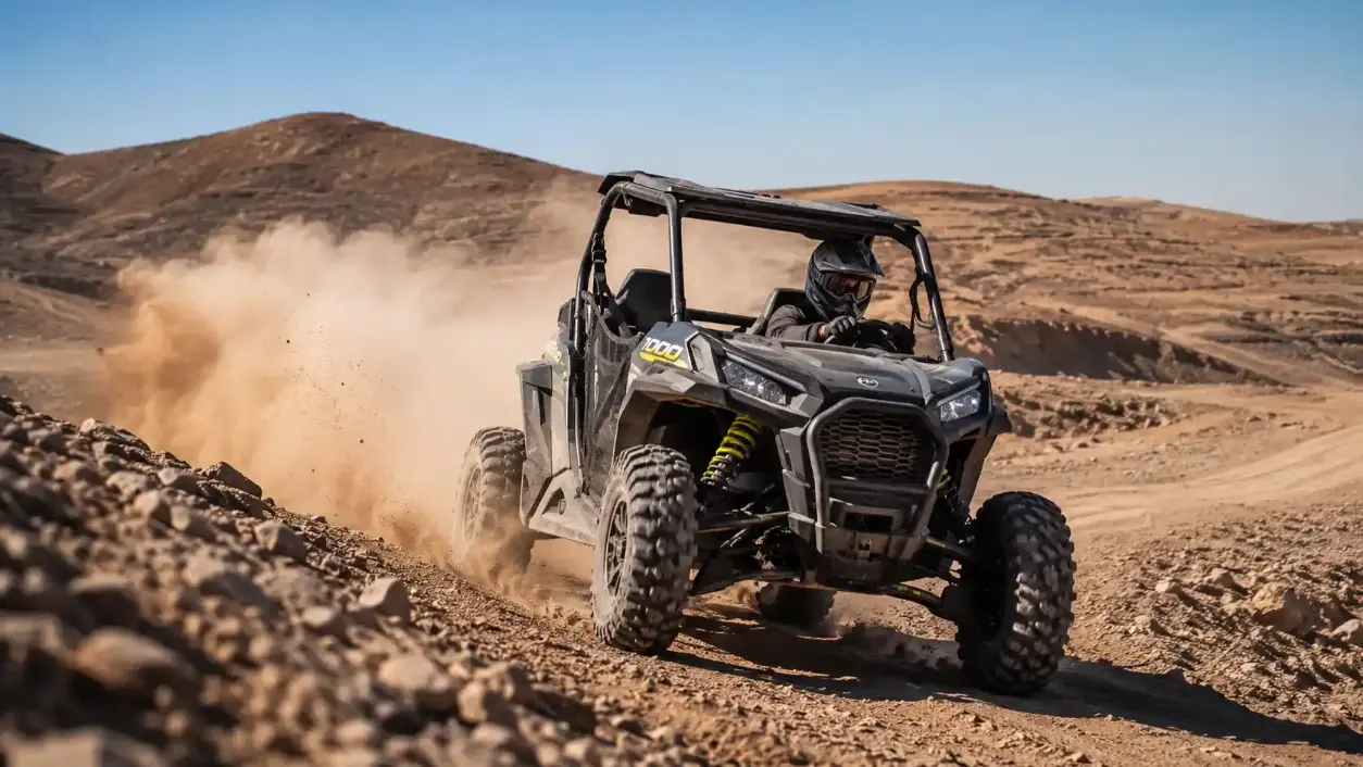 Buggy tout-terrain roulant à vive allure dans le désert d'Agafay avec un nuage de poussière