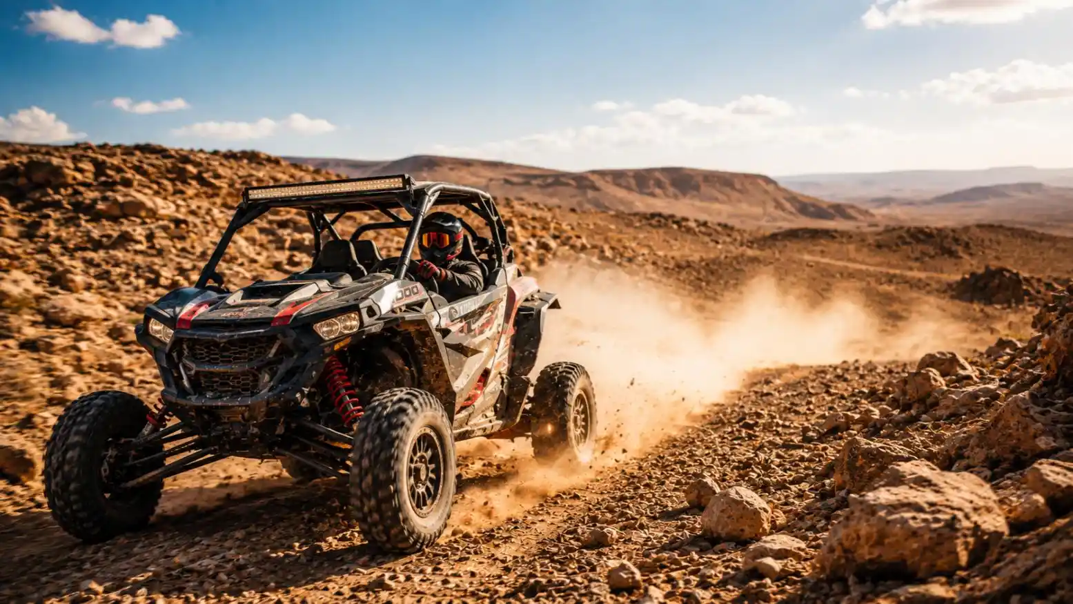 Buggy tout-terrain roulant en duo dans la région de Marrakech