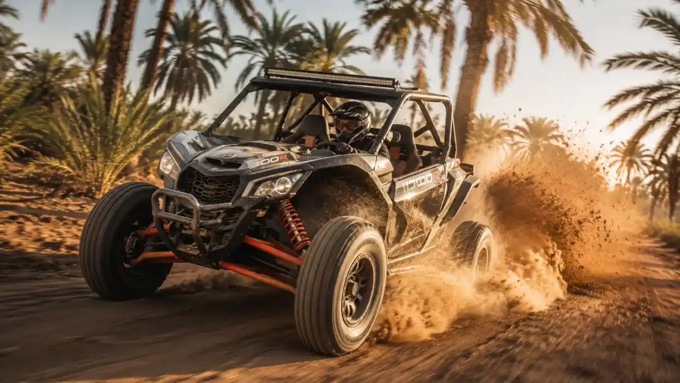 Buggy tout-terrain roulant dans la Palmeraie de Marrakech