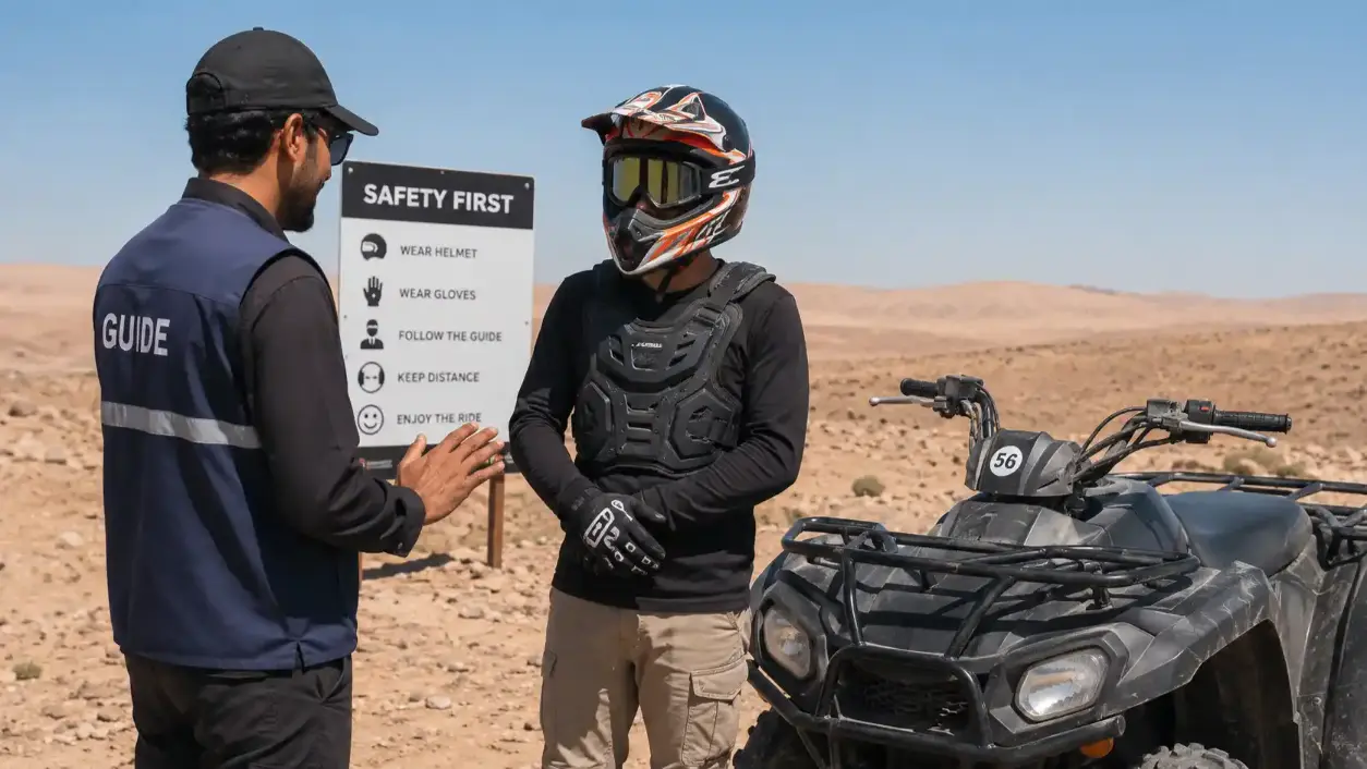 Rider équipé de casque et gants recevant des conseils de sécurité avant une excursion quad