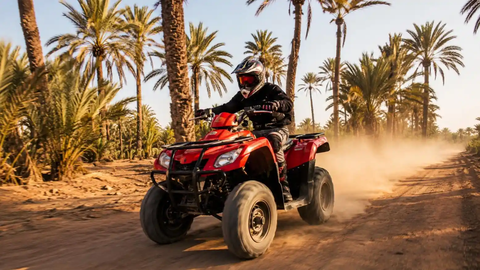 Quad roulant à pleine vitesse sur une piste près de Marrakech