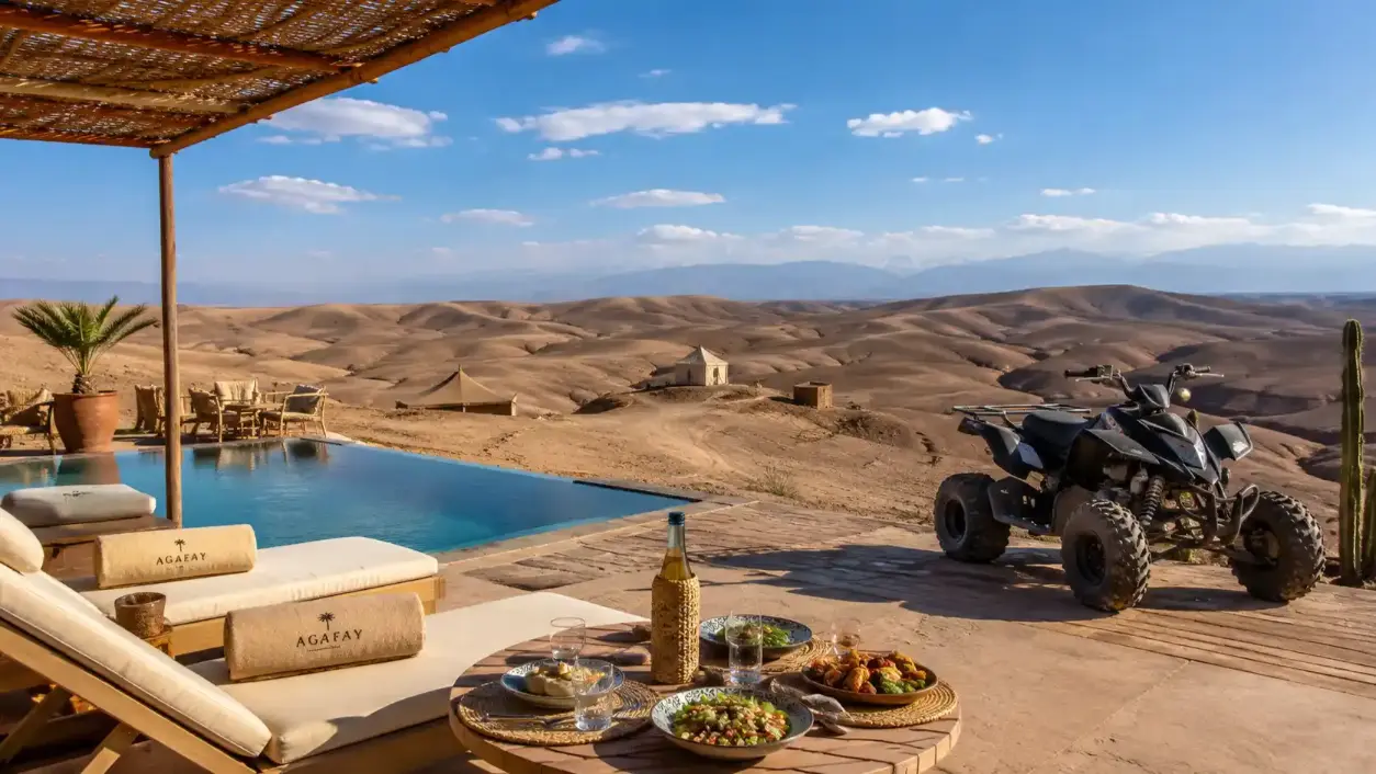 Espace piscine avec vue sur les dunes du désert d'Agafay et quad garé à proximité