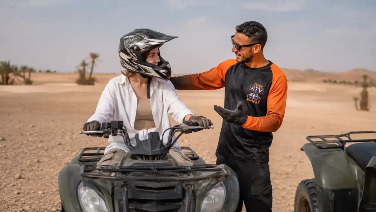Guide expliquant la conduite d'un quad à un débutant dans le désert de Marrakech