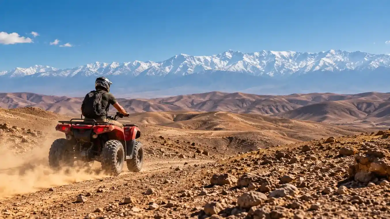 Quad dans le désert rocailleux d'Agafay avec vue sur l'Atlas