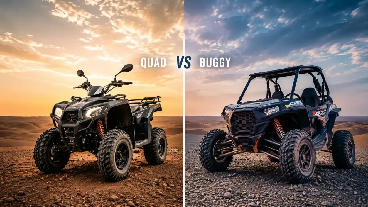 Comparaison entre un quad et un buggy garés côte à côte sur les dunes d'Agafay